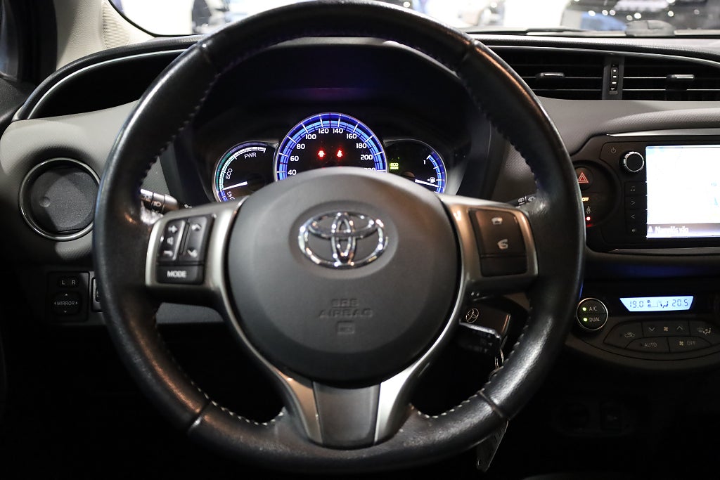 Toyota Yaris Hybrid e-CVT Active Navi Kamera Blåtand M-Värme 2015
