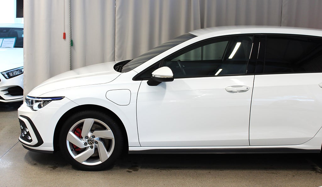 Volkswagen Golf GTE 245HK, S&V-hjul, Navi, Elräck 64km, 3,99% Ränta