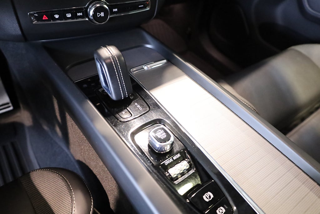 Volvo XC60 Recharge T6 AWD AUT R-Design Pano H&K Navi Kamera