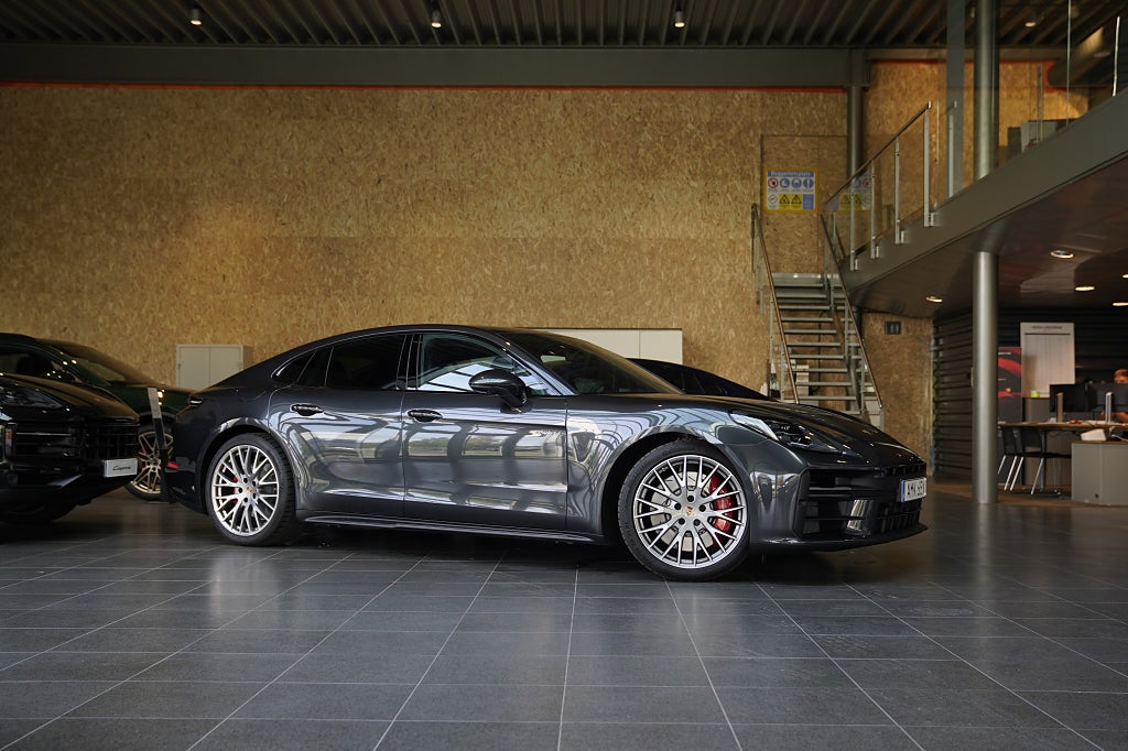 Porsche Panamera 4S E-Hybrid / 544 HK