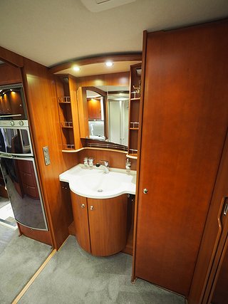 Husbil-halvintegrerad Concorde Charisma 890 LS 9 av 23