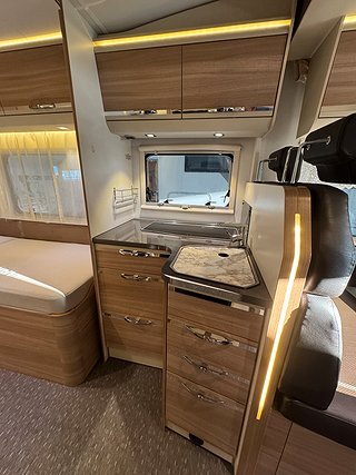Husbil-halvintegrerad Adria Matrix 670 SLT AUT 7 av 20