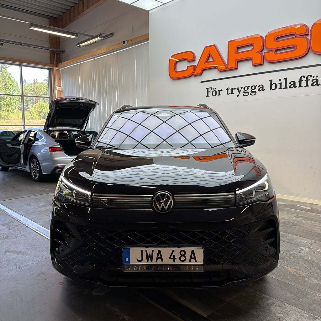 Volkswagen Tiguan 2.0 TDI 4M R-Line Black Edt 360° Massage Värmare Drag