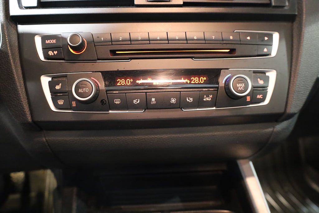 BMW M135i AUT M-Sport 320hk H&K Läder Blåtand Nyservad