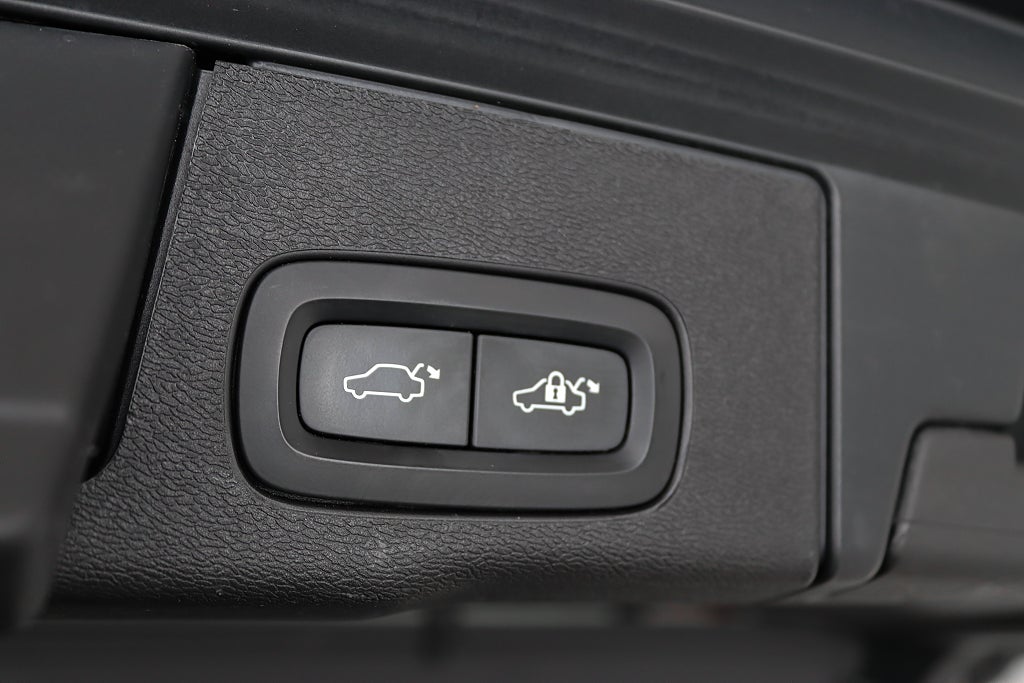 Volvo XC60 Recharge T8 AWD R-Design Lounge Pano Värmare Drag