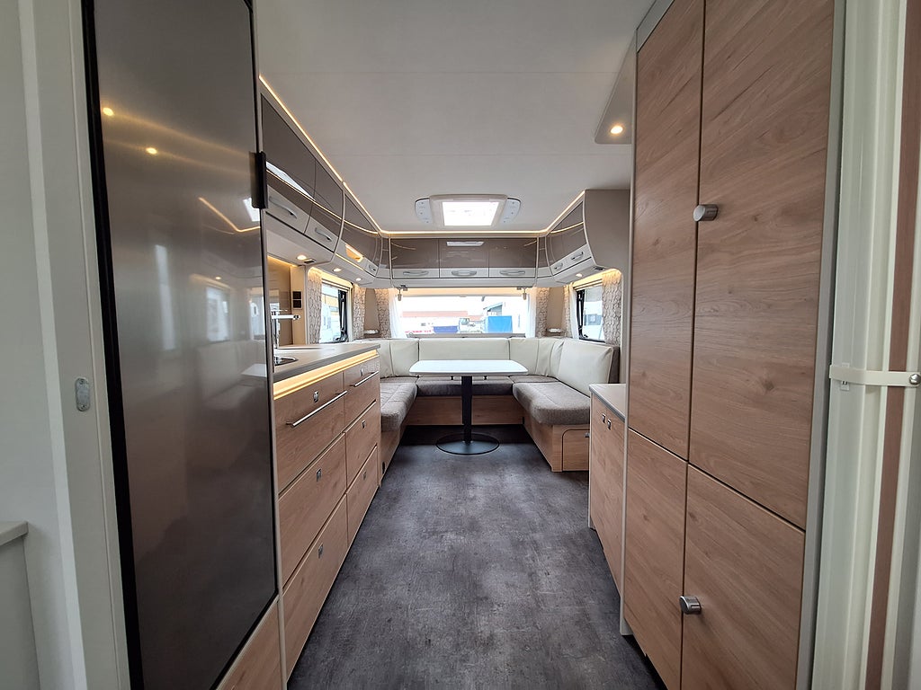 Dethleffs Nomad 650 RQT Scandinavia Snow Queenbädd, Dusch