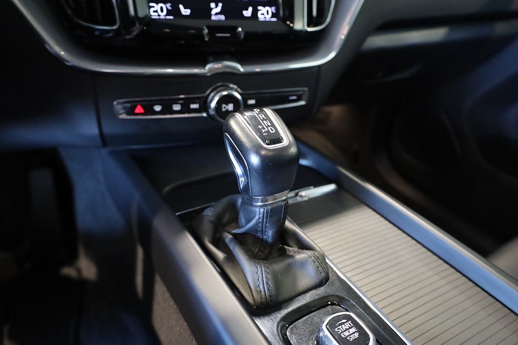 Volvo XC60 T5 AWD Geartronic Momentum Advanced Drag Pano Navi 2020