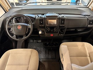Husbil-integrerad Hymer Exsis I588 150HK AUT 3 av 21