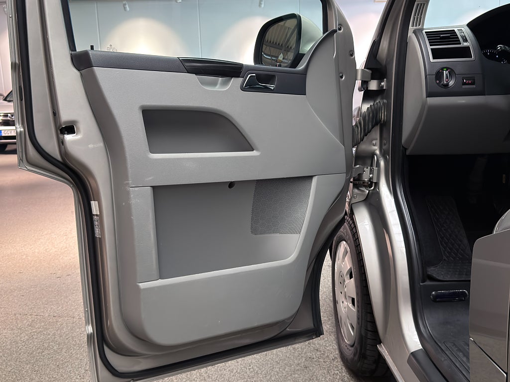Volkswagen Caravelle 2.0 TDI 140hk Comfortline |Drag|8-sits|Värmare|Nyserva