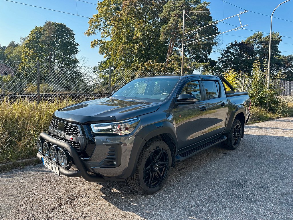 Toyota Hilux 2.8 4WD GR-S Frontbåge X-ljus Flaklock LM 20" 