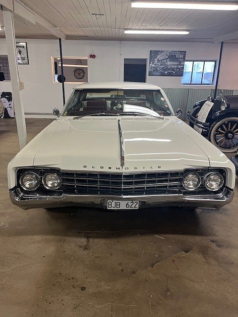 Oldsmobile Ninety-Eight Holiday Sports Sedan 7.0 V8 Hydra-Matic