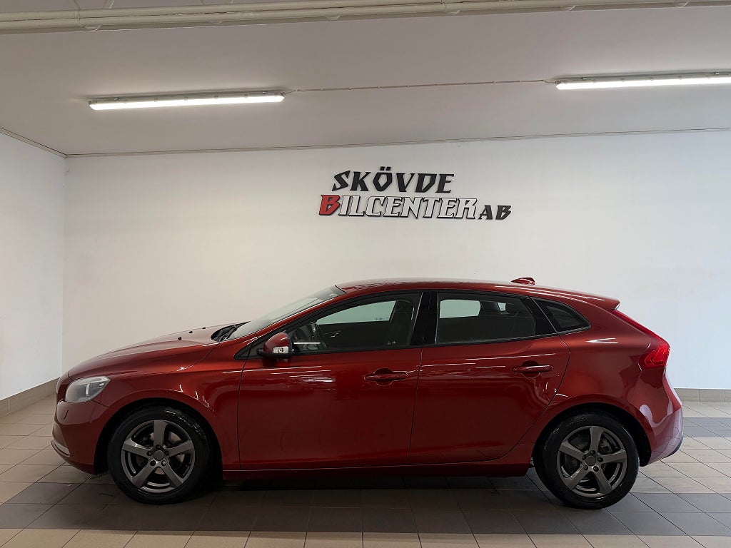Volvo V40 D2 115hk 6-Växlad Nybesiktad/Fullservad/Värmare/Bluetoo
