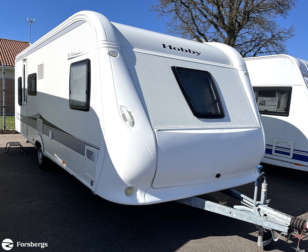 Hobby 560 KMFe De Luxe // Lagom stor familjevagn med neutral klädsel!