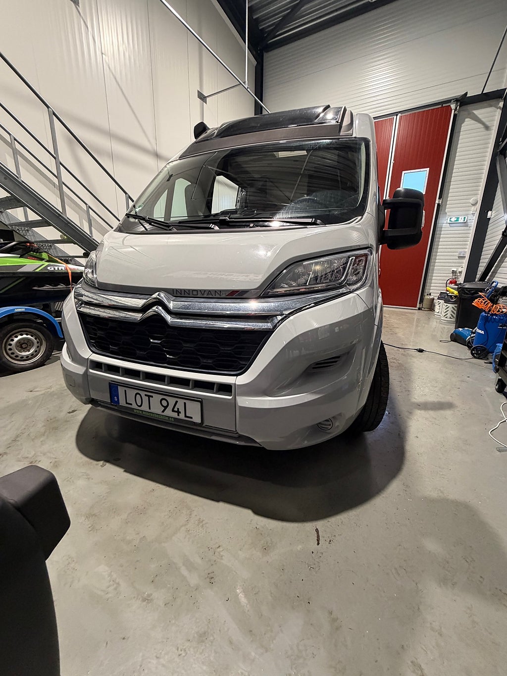 LMC Innovan plåtis Dragkrok Nybilsgaranti Solpanel