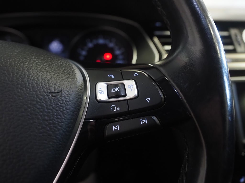 Volkswagen Passat Sportscombi 2.0 TDI R-Line | Värmare | Drag | 2017