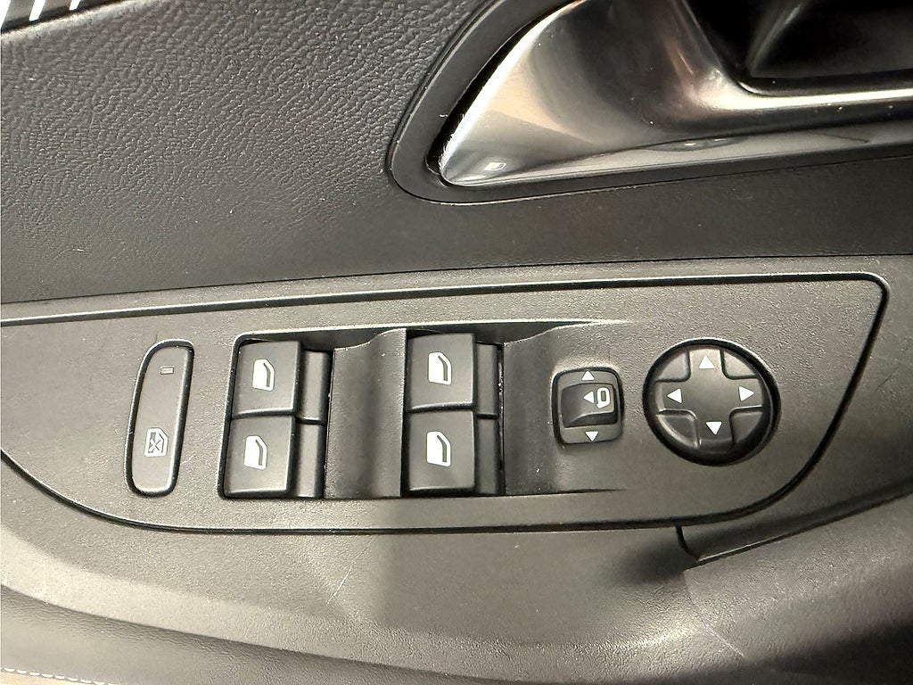 Bild på Peugeot 2008 Allure 1.2 PT 130hk - B-KAMERA, CARPLAY, FARTHÅLLARE