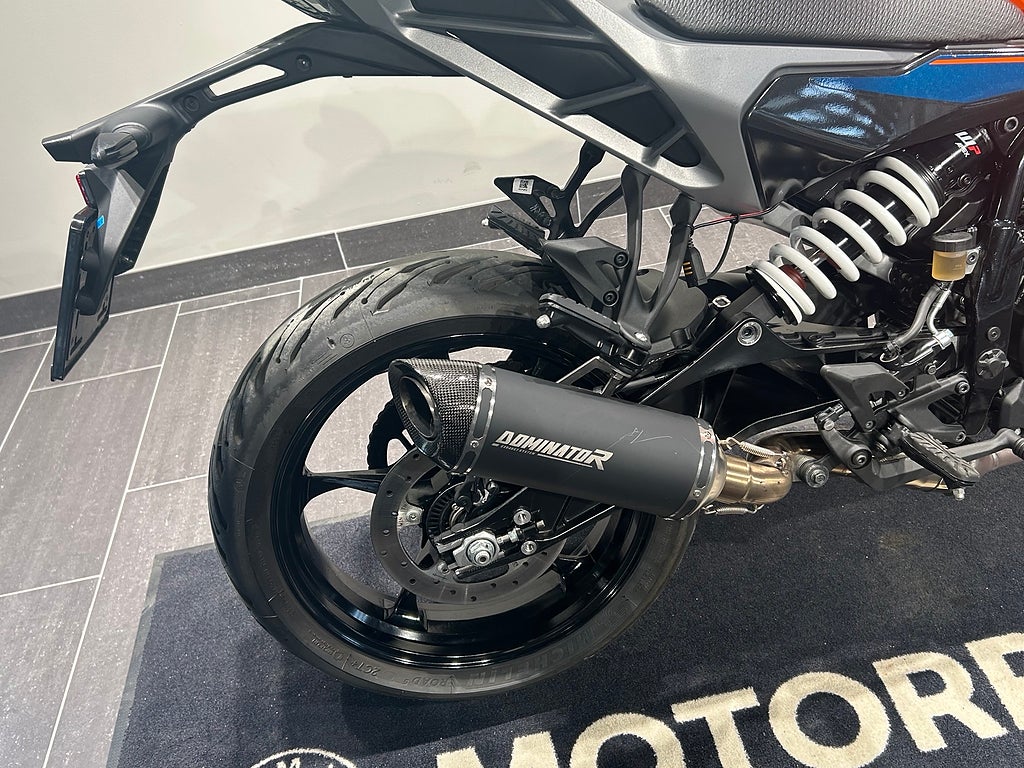 KTM Duke 125/Endast 626 mil/Dominator slip-on/stealth speglar
