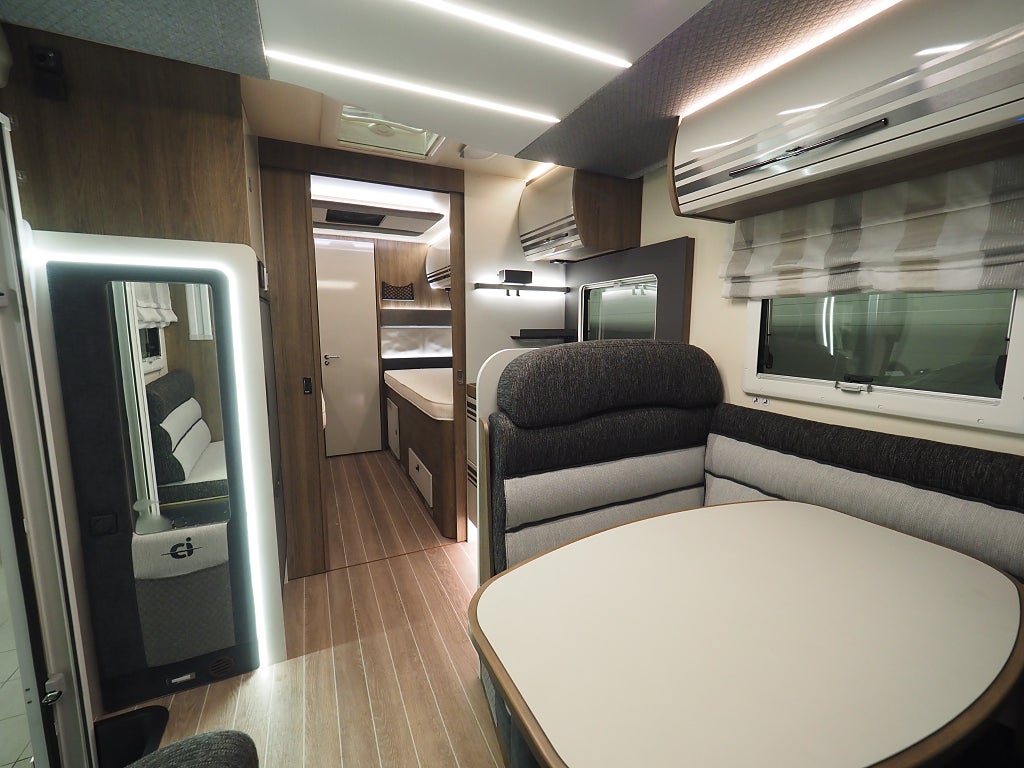 Ci Magis 82 XT Aut I ALDE I 3500kg I Låga långbäddar I Taksäng 2025