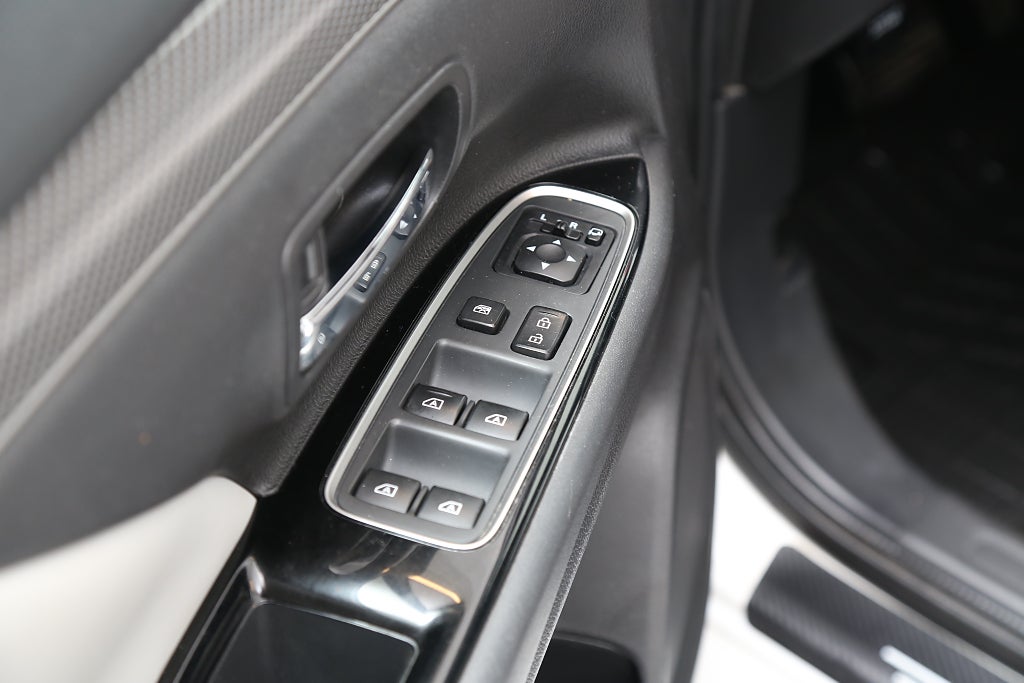 Mitsubishi Outlander PHEV 224hk Business Aut 4WD Skinn 360°-kamera Drag 2019