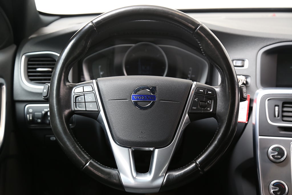 Volvo V60 Cross Country D4 190hk Momentum Business Edition AWD VOC Dra 2016