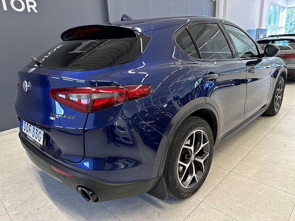 Alfa Romeo Stelvio 2.0 Turbo 16V Q4 200HK/B-Kamera/Veloce Läder/Navi/