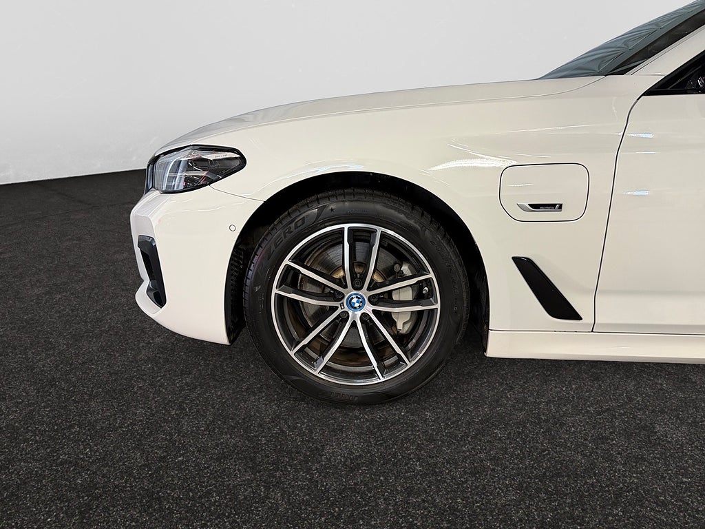 BMW 530e xDrive Touring M Sport Farthållare B-kam Sensatec läder bild 9