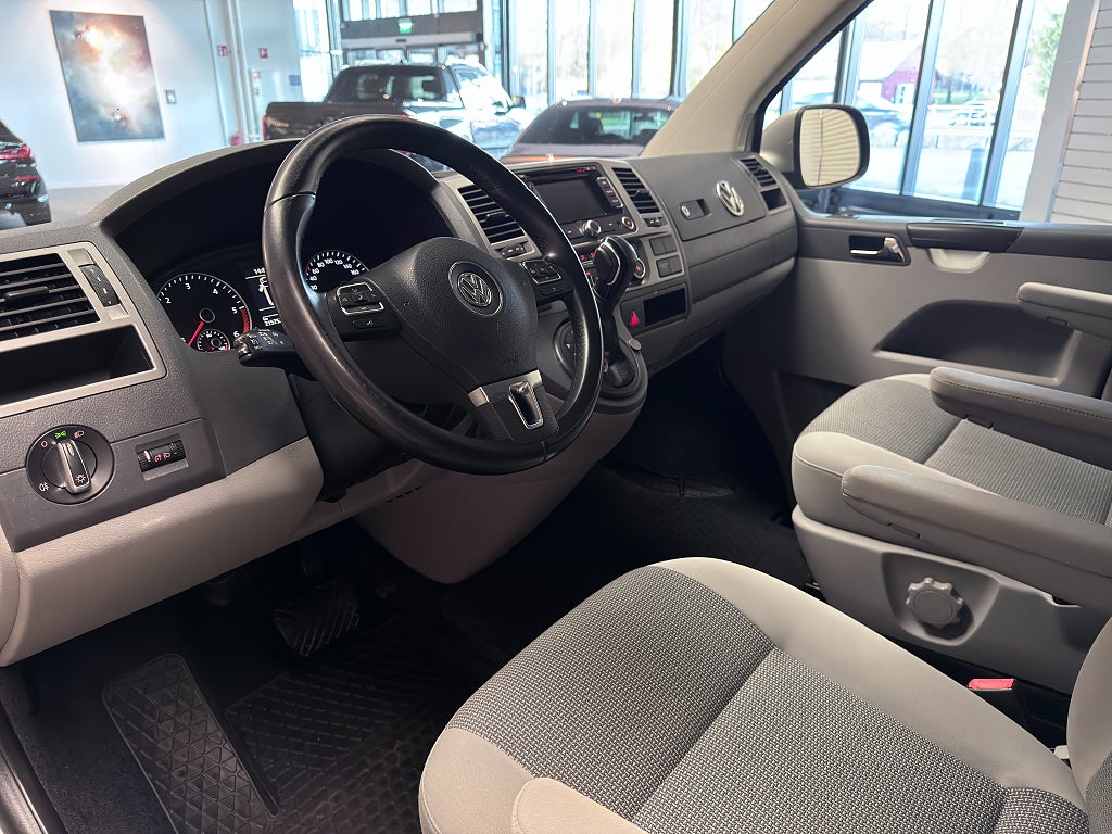 Volkswagen Caravelle 2.0 TDI 140hk Comfortline |Drag|8-sits|Värmare|Nyserva