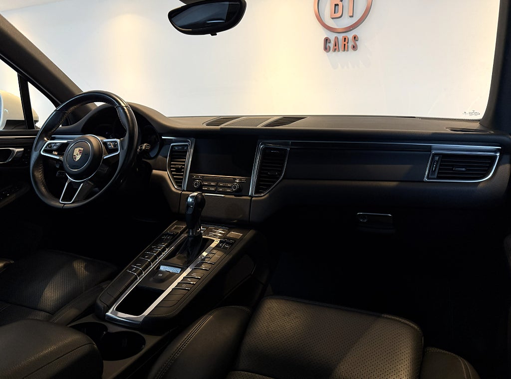 Porsche Macan PDK BASE 252HK PANO SKINN VÄRMARE FULLSERVAD 21" 1-ÄGAR