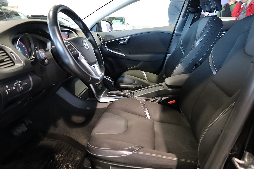Volvo V40 T3 AUT Momentum | Värmare | PDC | Bluetooth |