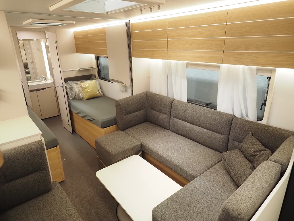 Adria Adora 613 HT I Frontkök I ALDE I Låga långbäddar 2021