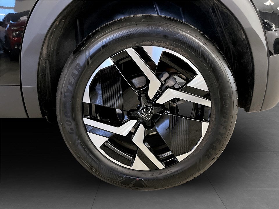 Bild på Peugeot 2008 Allure 1.2 PT 130hk - CARPLAY, P-SENSORER