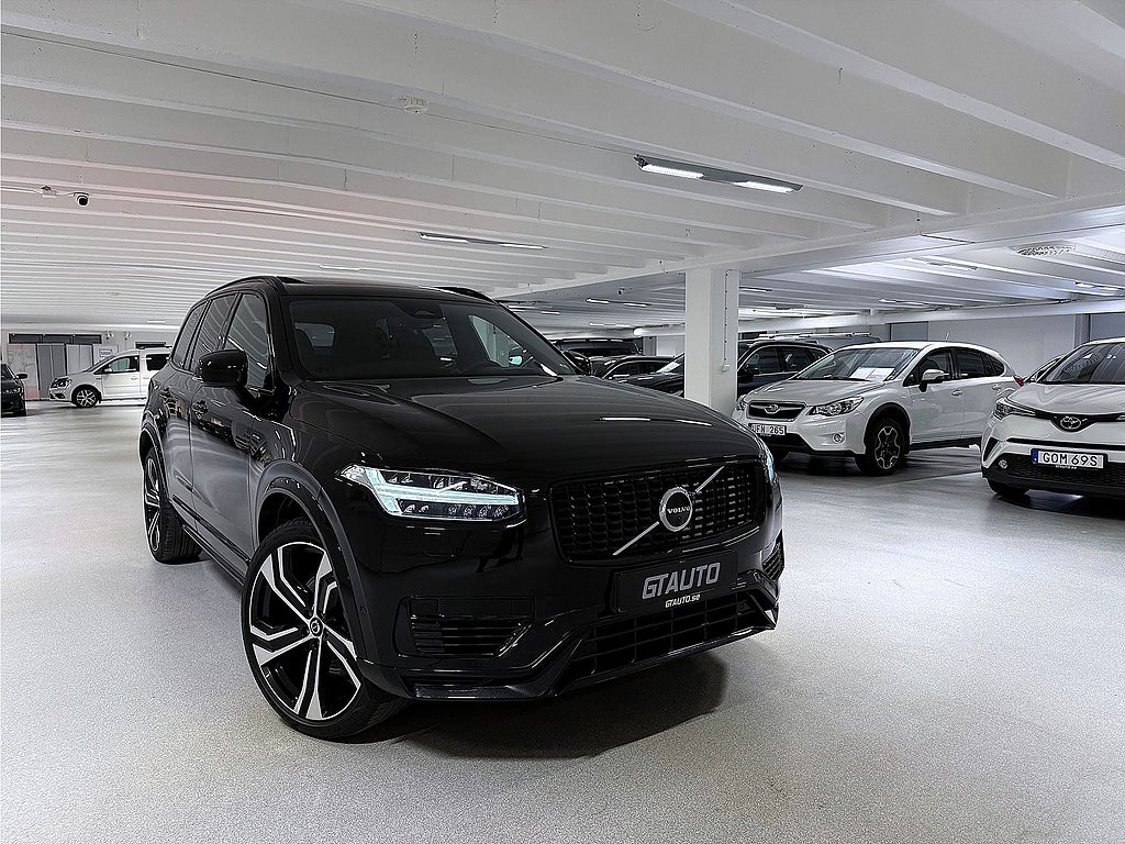 Volvo XC90 T8 Recharge AWD 456hk Ultimate Dark 7 Sits Pano B&W 22"