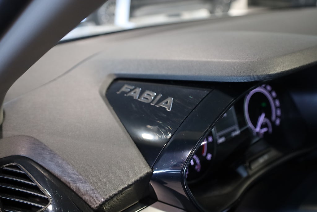 Skoda Fabia 1.0 TSI AUT Style CarPlay PDC Rattvärme Kamera 2023