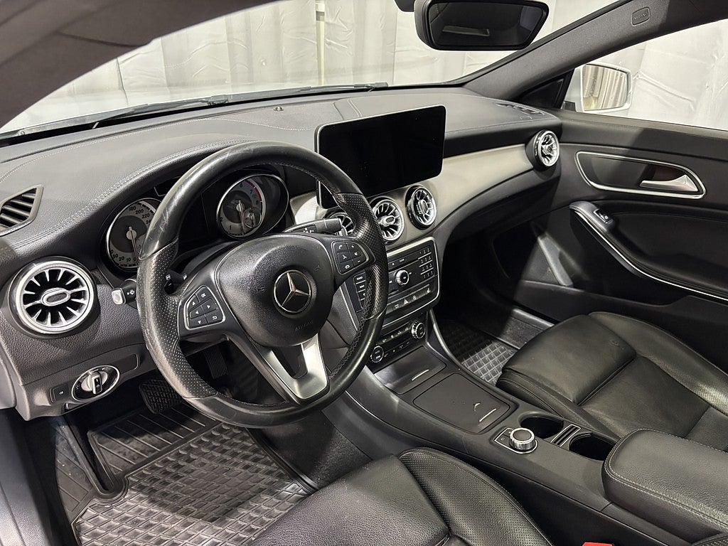 Mercedes-Benz CLA 200 7G-DCT Urban Line Bkam Pano Skinn Navi Drag Ambligh