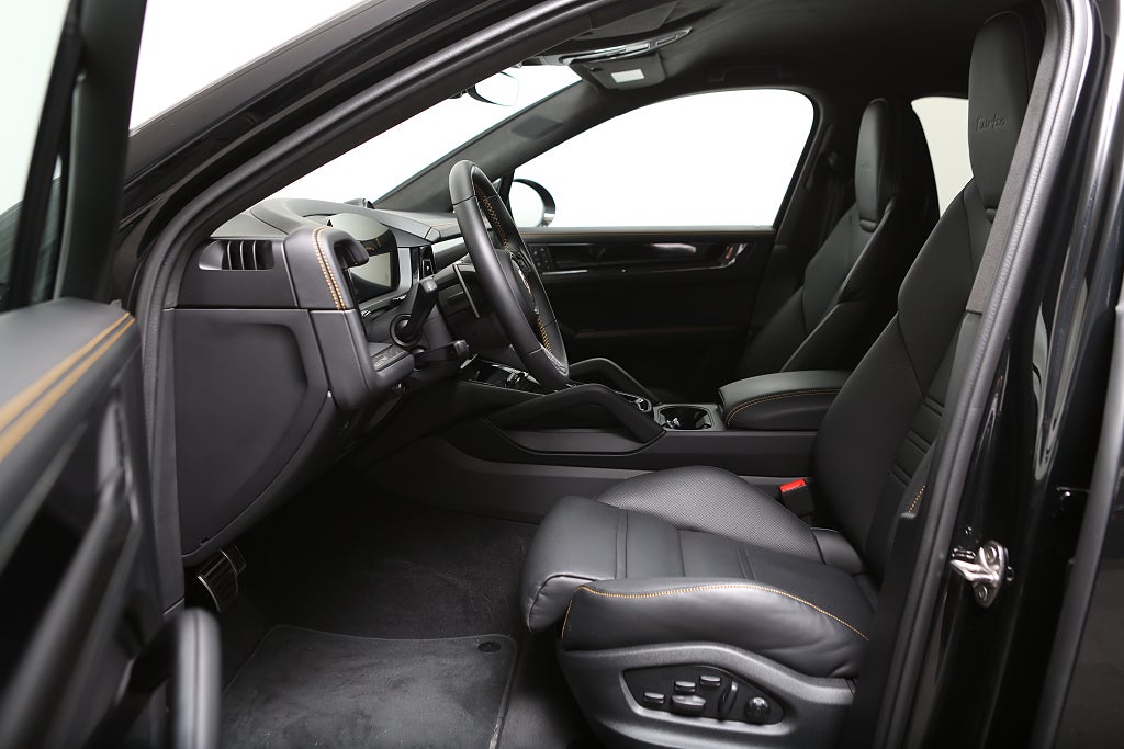 Porsche Cayenne Turbo E-Hybrid 739hk Coupé GT-Pack PCCB 2025