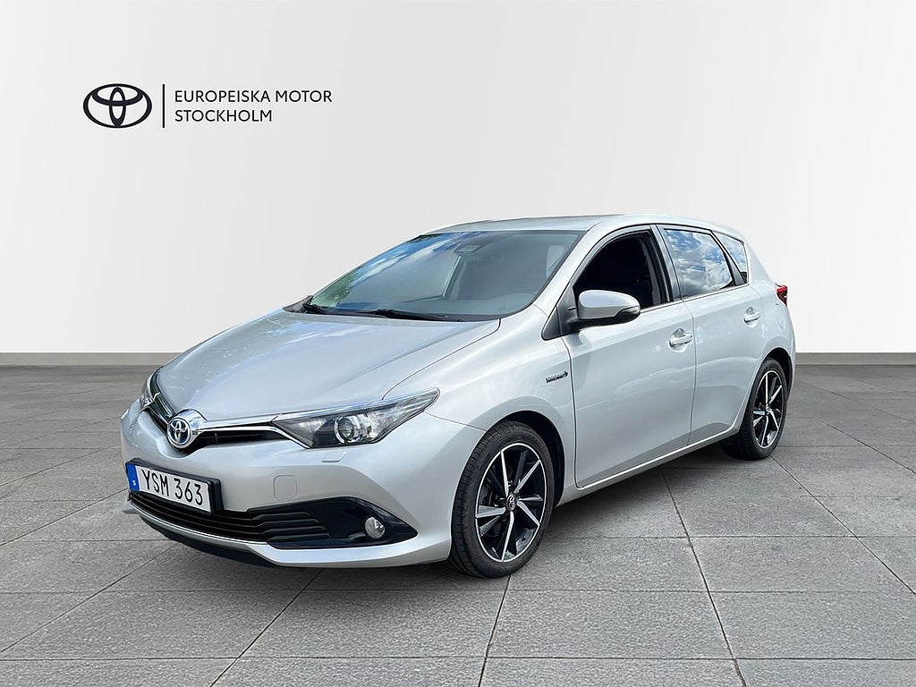 Toyota Auris Hybrid 5-D Intense Edition Dragkrok Vinterhjul