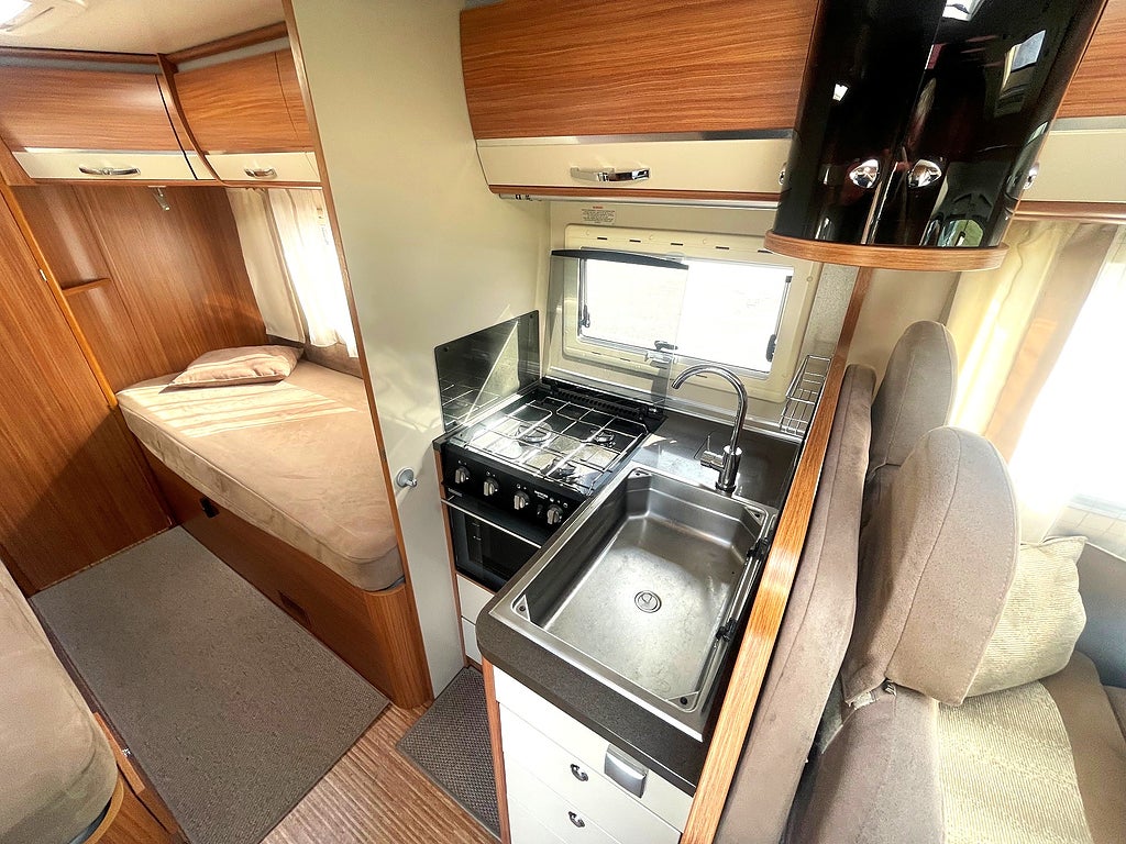 Adria Coral S 670 SLT långbäddar toa bak 5 åkande 3500 kg