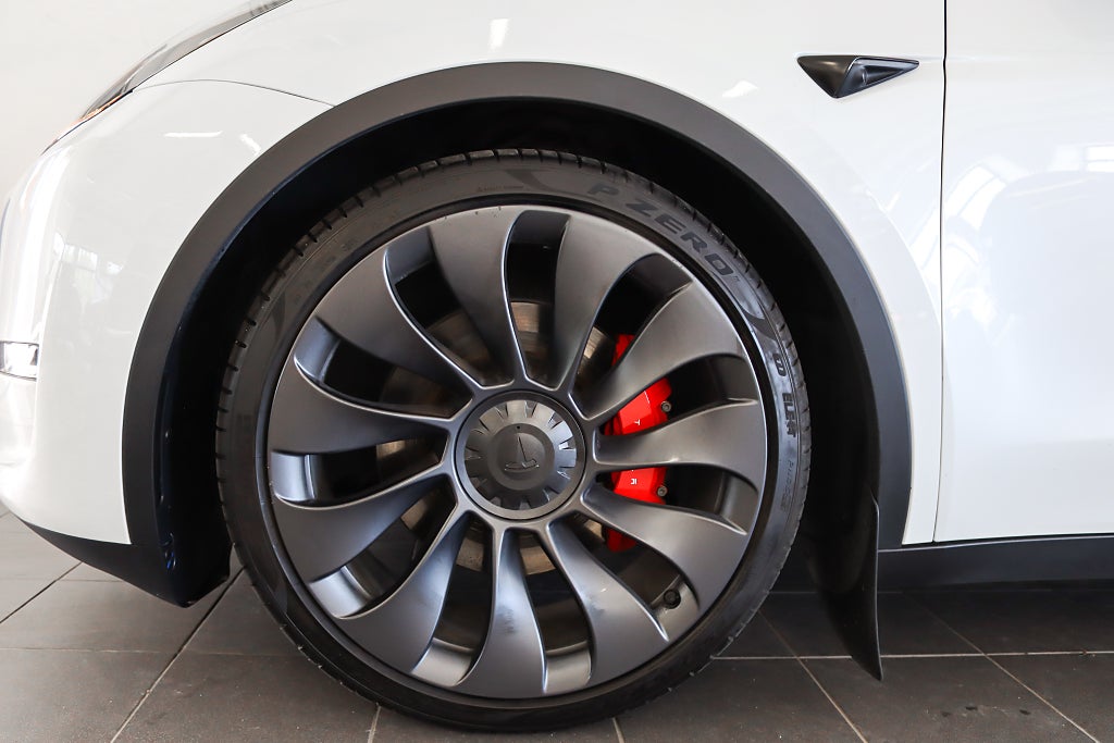 Tesla Model Y Performance 534hk Pano 1 Brukare Moms