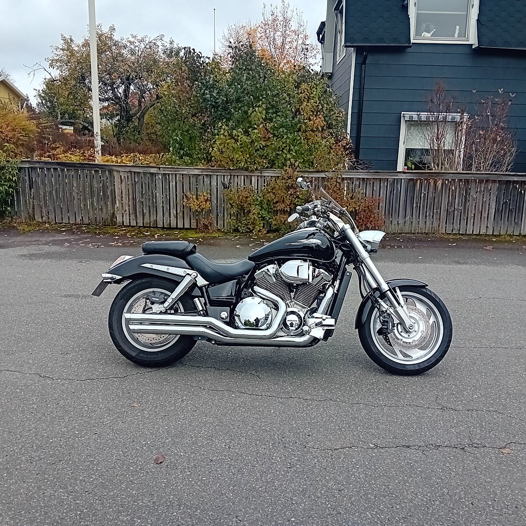 Honda VTX1800 - Lågmilad m. luft & buller.