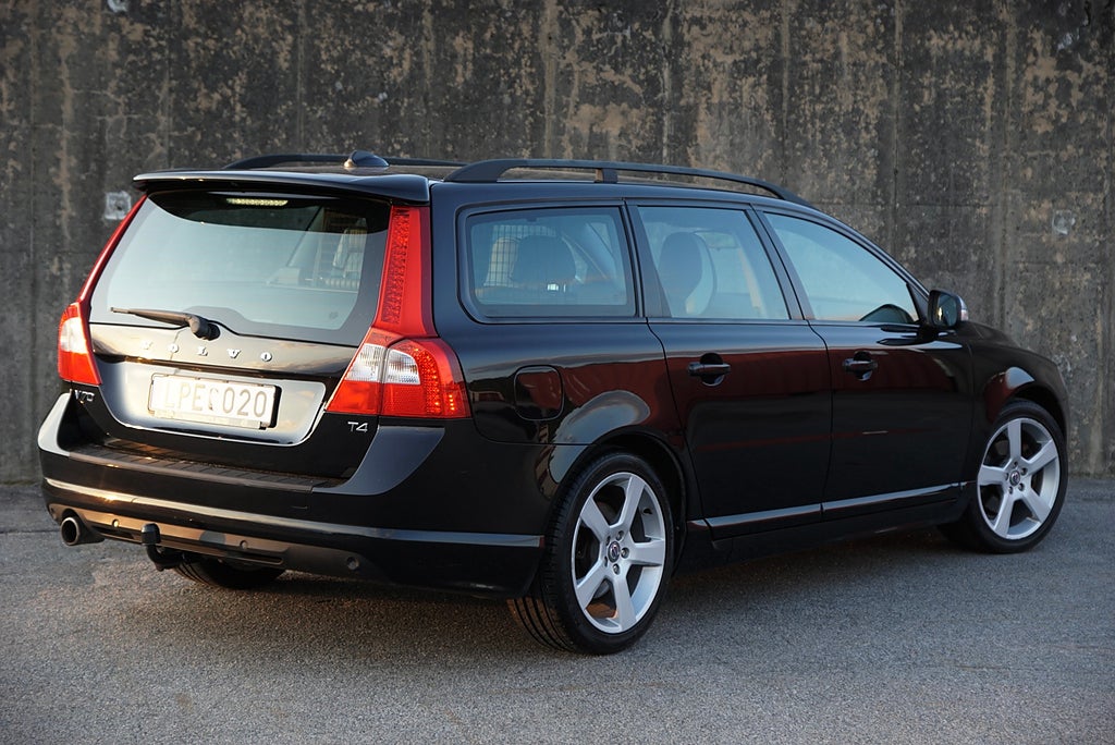 Volvo V70 T4 180hk R-Design 2-Ägare|Drag|P-Sensorer|