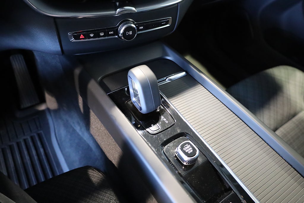 Volvo XC60 B4 AUT Momentum Advanced Navi Kamera Keyless CarPlay 2022