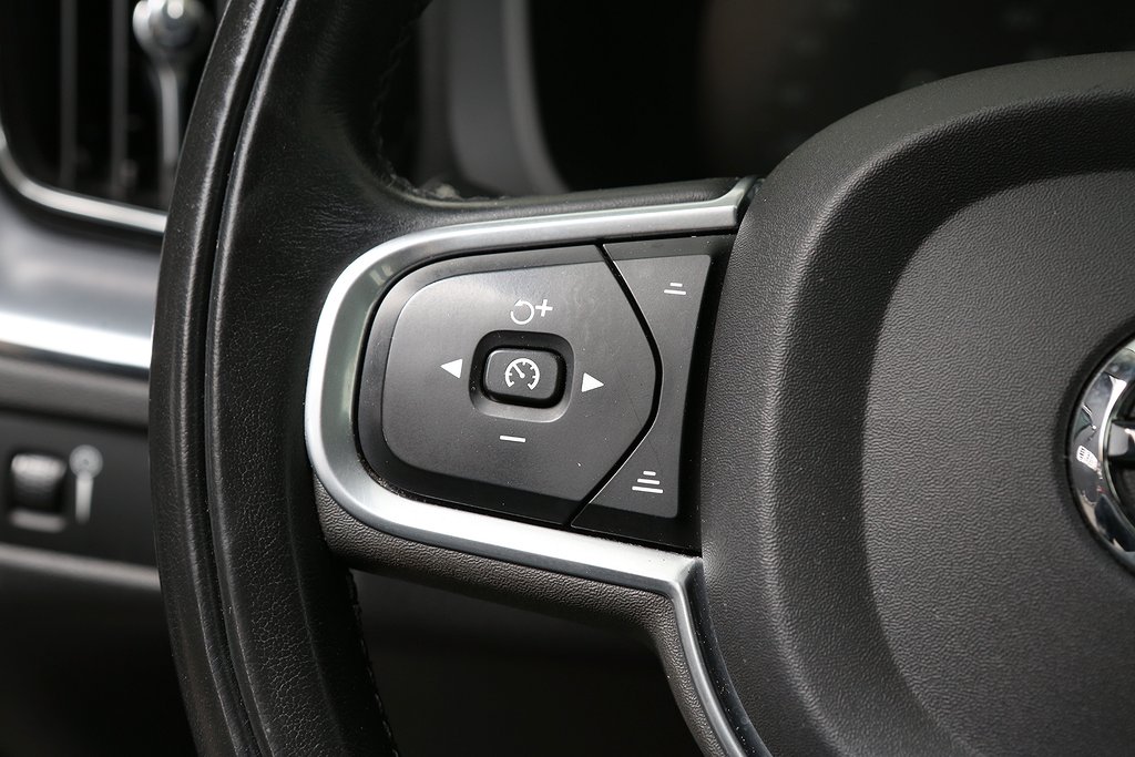 Volvo XC60 D4 190hk Momentum SE Teknik Drag Kamera Navi VOC 2019