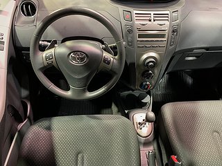 Halvkombi Toyota Yaris 15 av 19