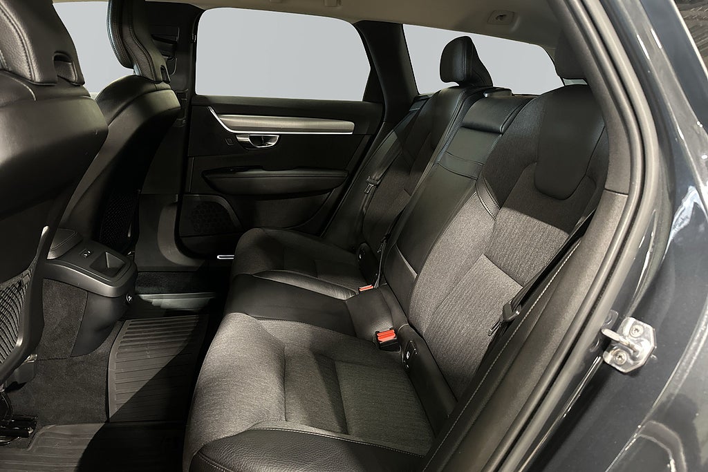 Volvo V90 D4 AWD Geartronic Momentum VOC Kamera HuD Dragkrok GPS