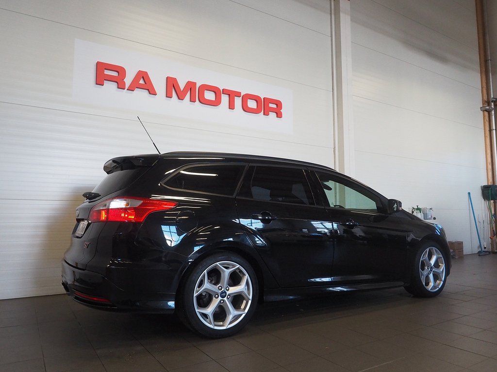 Ford Focus ST II Kombi 250hk |  P-Sensorer 2014