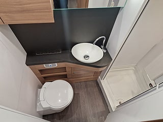 Husbil-halvintegrerad Adria MATRIX PLUS 670 SLT 21 av 27
