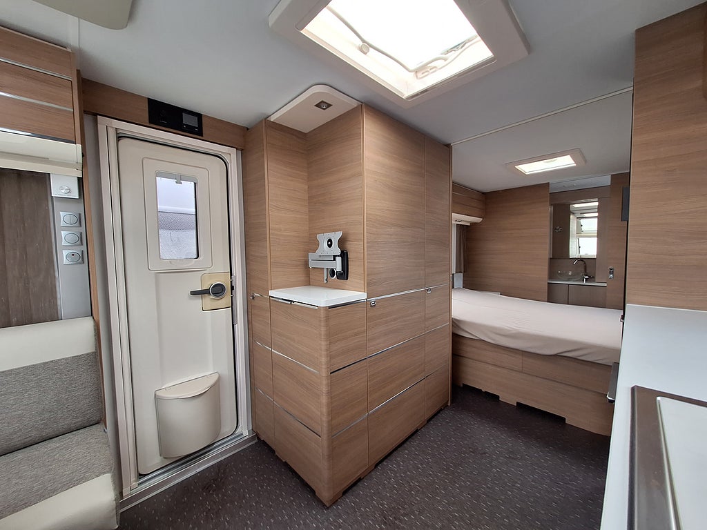 Adria Adora 613 UT Queenbädd