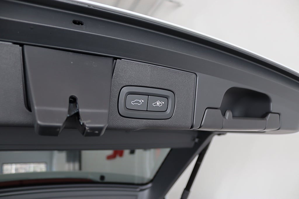 Volvo XC60 Recharge T8 AWD Ultra Dark B&W Pano Drag MOMS