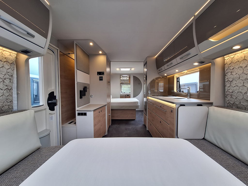 Dethleffs Nomad 650 RQT Scandinavia Snow Queenbädd, Dusch