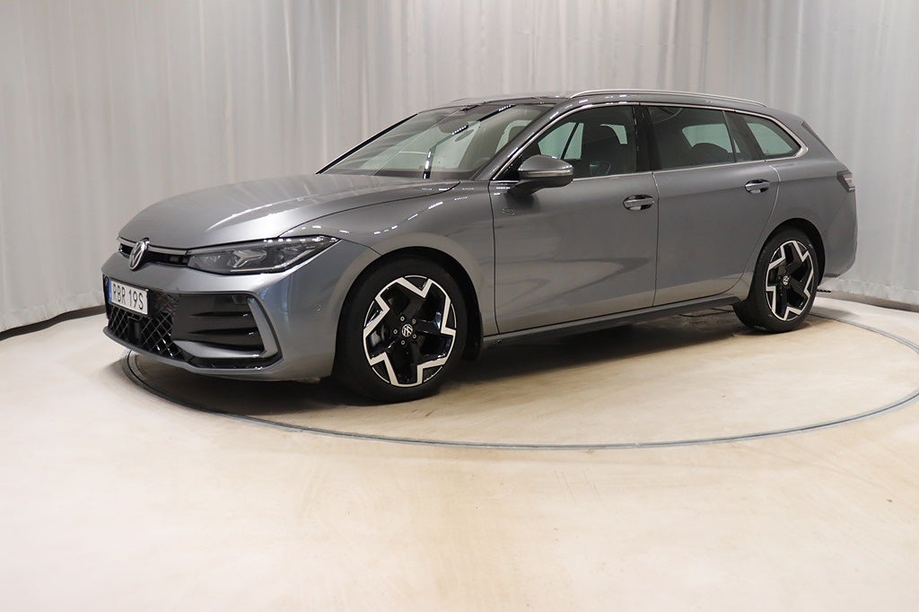 Volkswagen Passat 1.5 eTSI 150hk Aut R-Line Drag Värmare Nav 2025